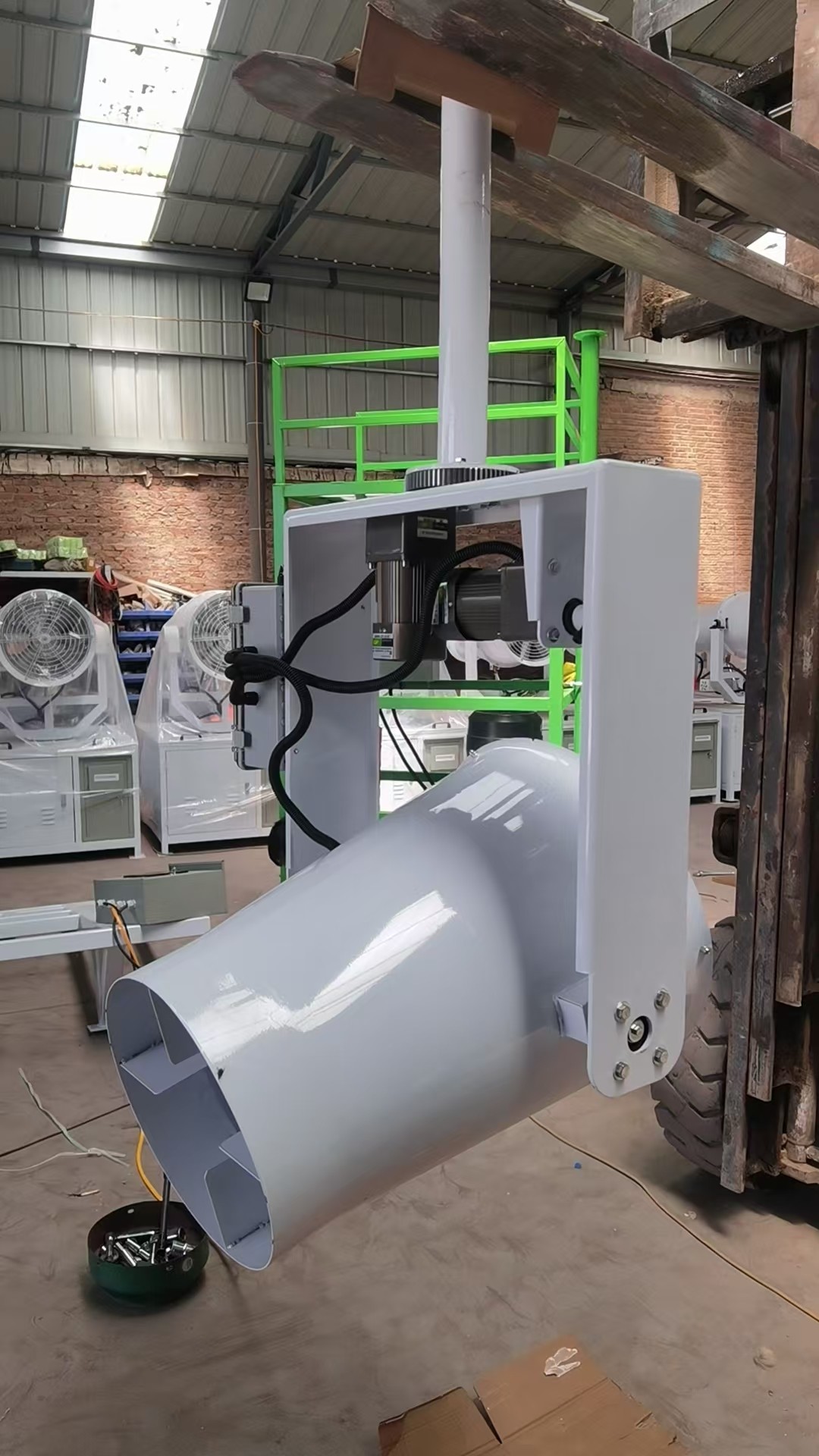 Ventilateur industriel plafonnier motorisé avec PLC : limiter les poussières textiles en blanchisserie